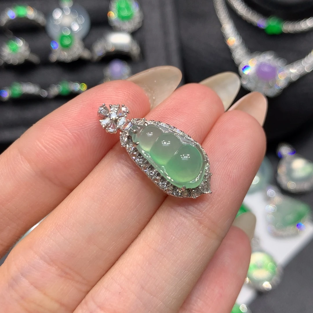 翡翠18K金镶嵌吊坠(赠链)甜绿豆子