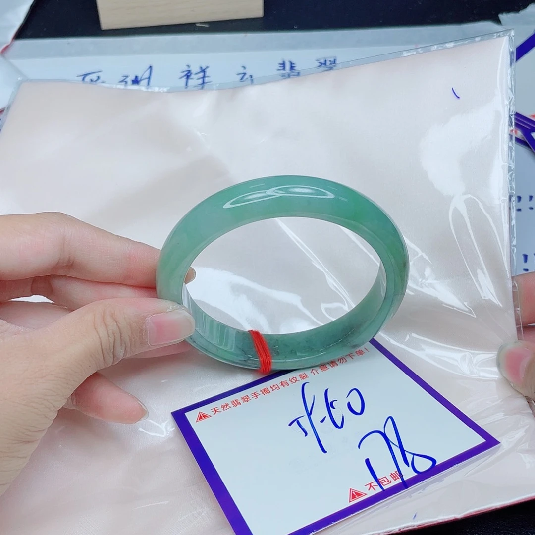 翡翠手镯未镶嵌翡翠