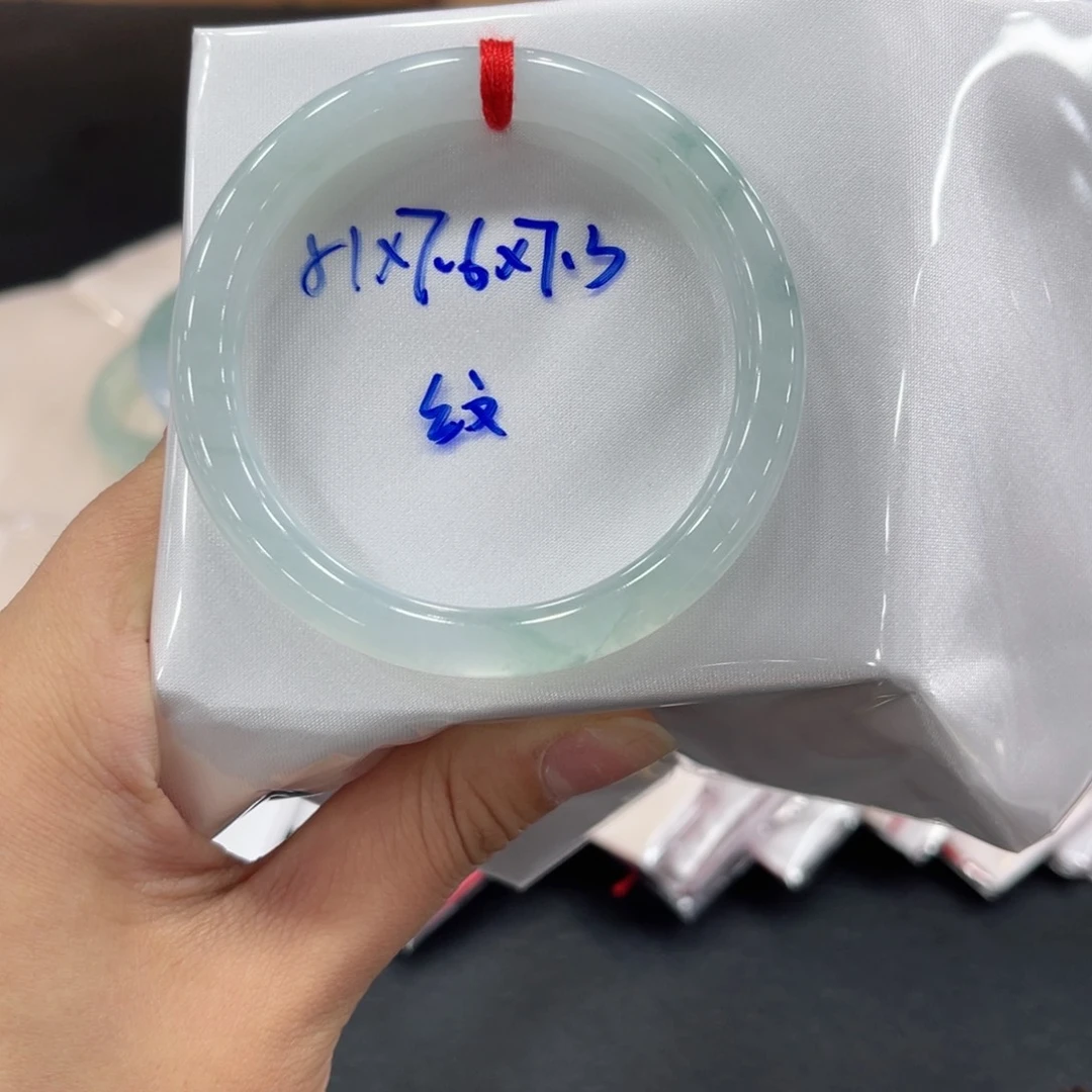 翡翠手镯未镶嵌翡翠