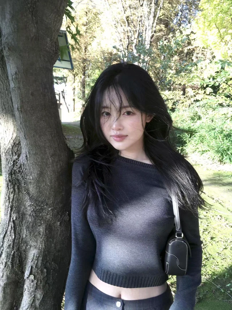 韩版日常通勤斜肩短款针织上衣慵懒感2025秋冬新款格纹半身裙