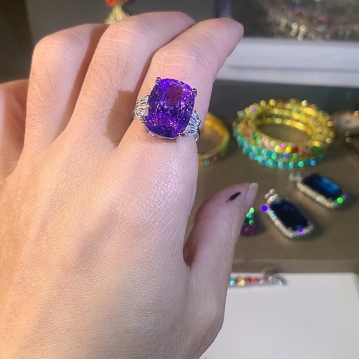 非金属70紫色戒指。