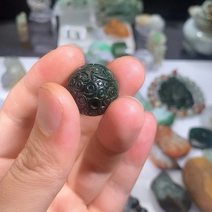 翡翠未镶嵌颈饰丫*头