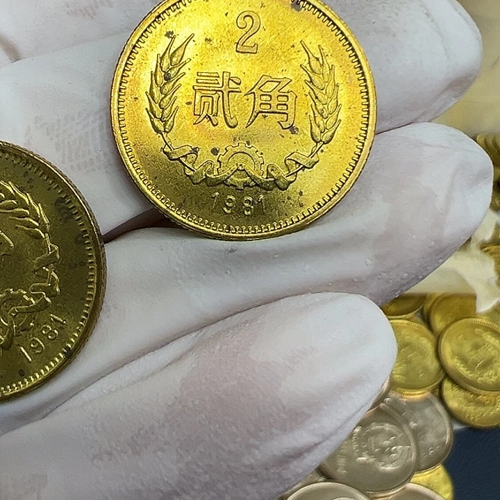 其他普通金属1981长城2角一枚扣盒带黑点
