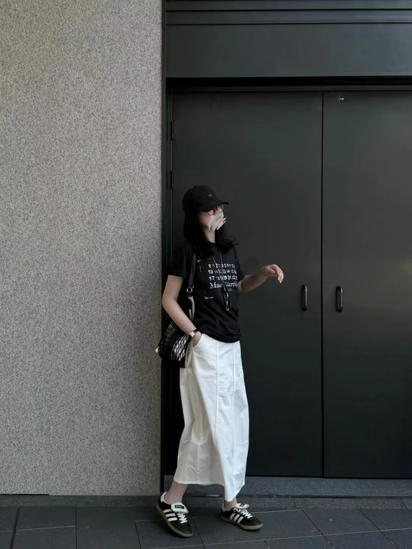 2025春夏新款韩系气质简约字母黑色短袖t恤高腰白色半身裙两件套