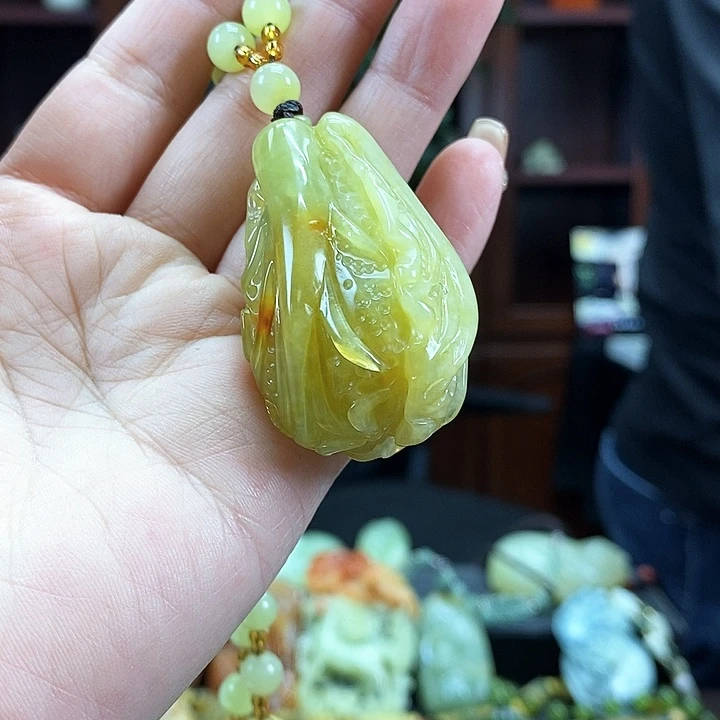 蛇纹石玉吊坠未镶嵌