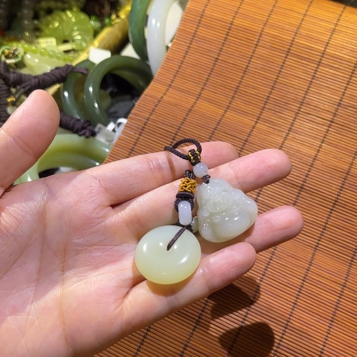 叮***当和田玉未镶嵌颈饰