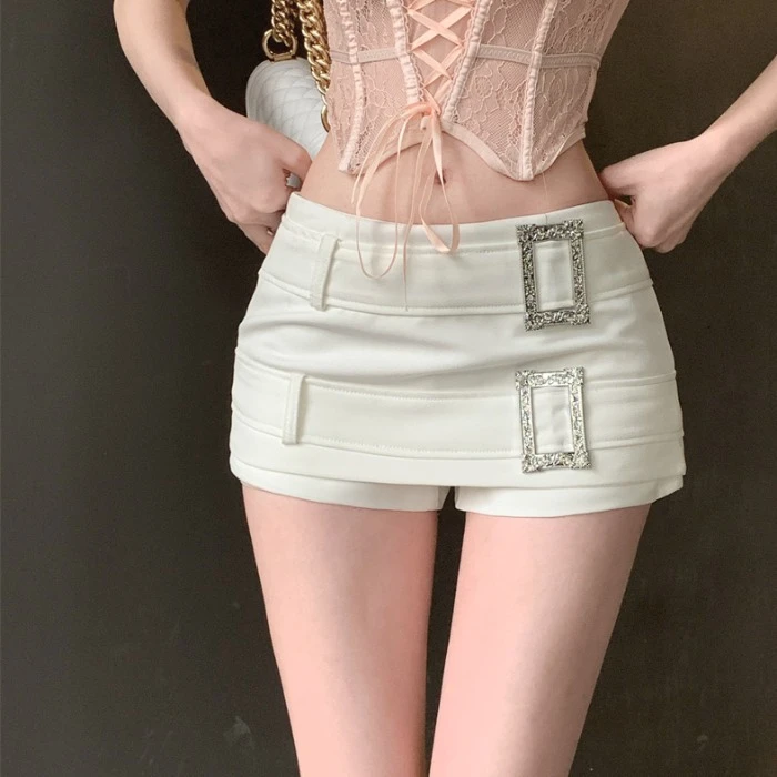 2025春季新款暗黑辣妹金属扣腰带修身防走光裤裙超短裙女白色裙裤