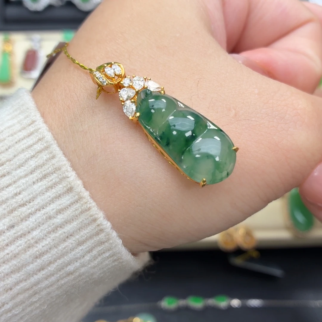 翡翠18K金镶嵌颈饰