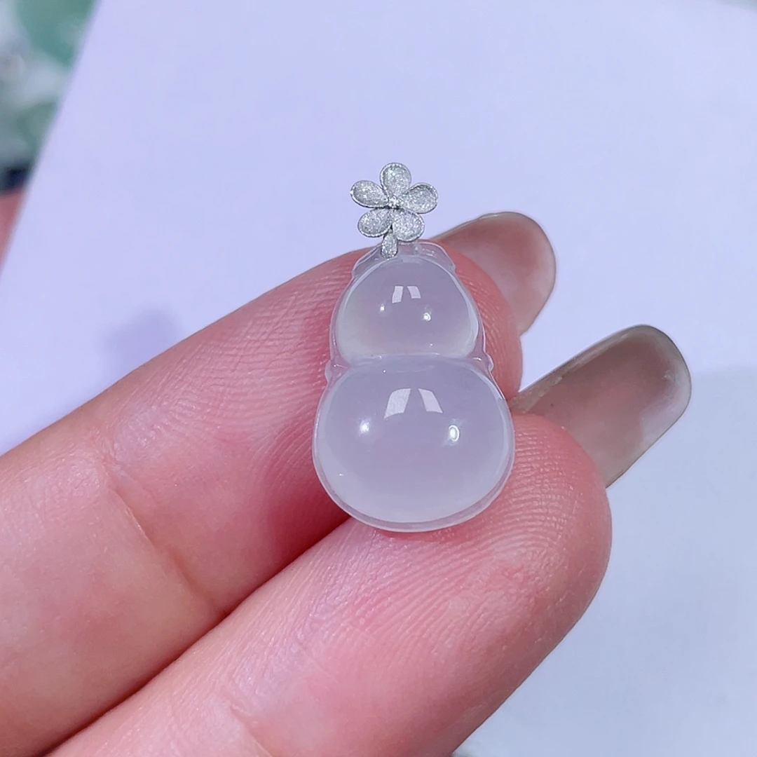 翡翠18K金镶嵌颈饰葫芦