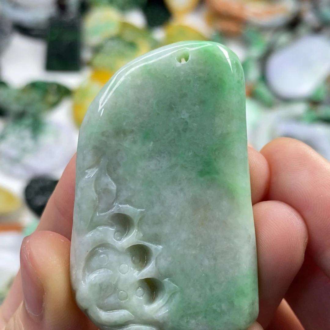 翡翠未镶嵌颈饰问*