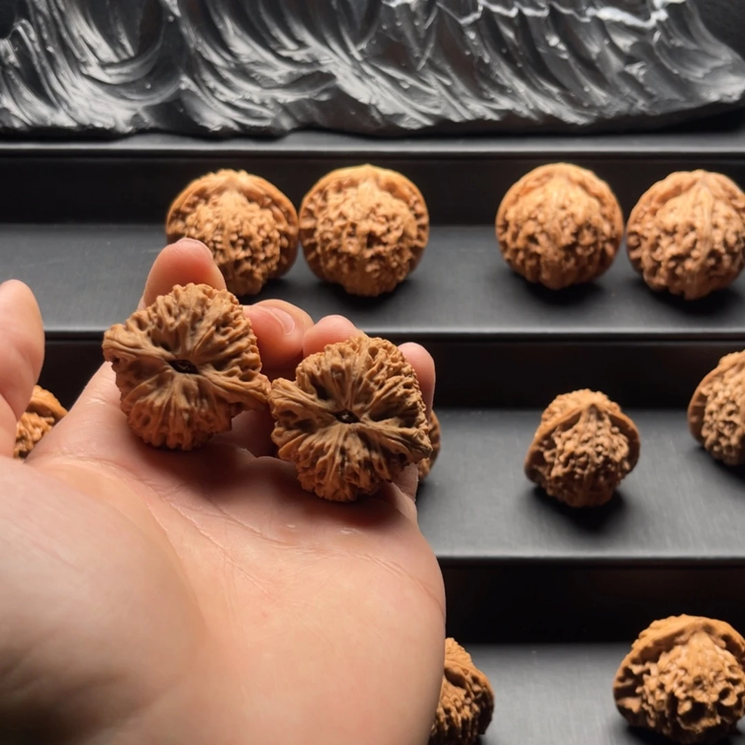 莫***是文玩核桃吊坠南疆