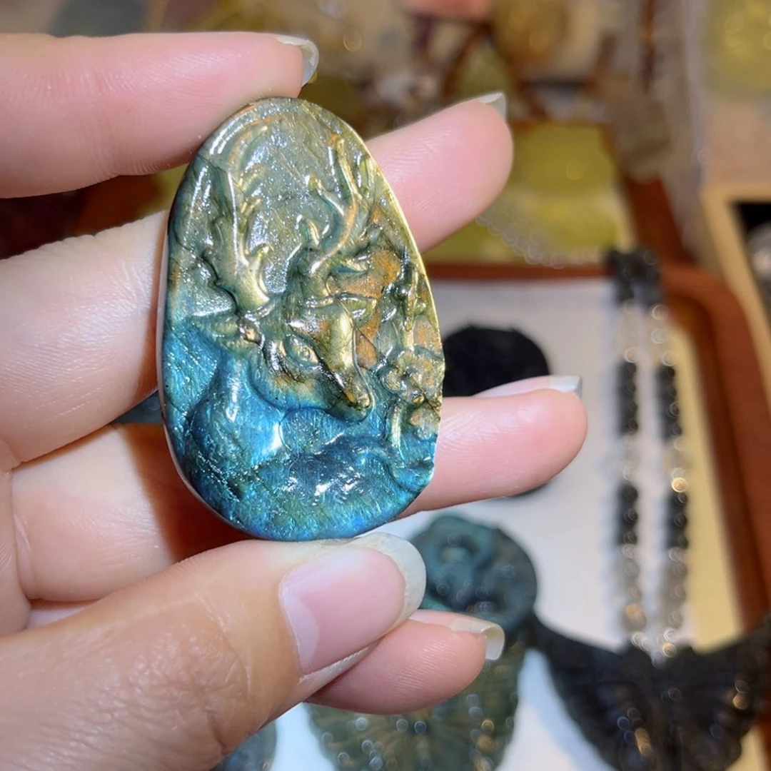 水晶颈饰未镶嵌拉长鹿牌