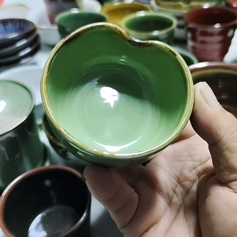瓷片瓷片，各种摆件，均有瑕疵。沙锅！