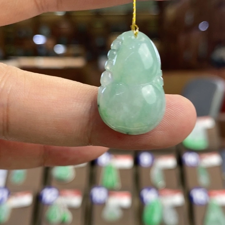 翡翠未镶嵌颈饰葫芦