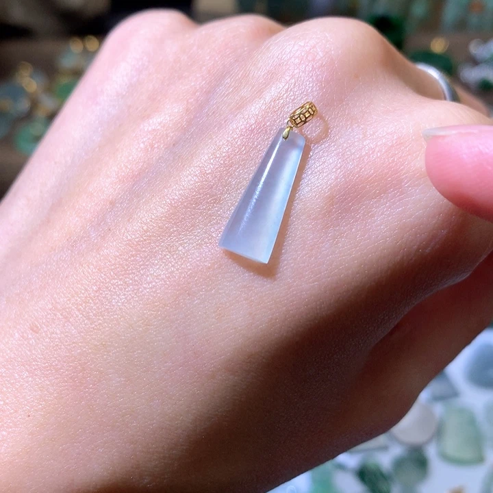 翡翠颈饰18K金镶嵌无事牌