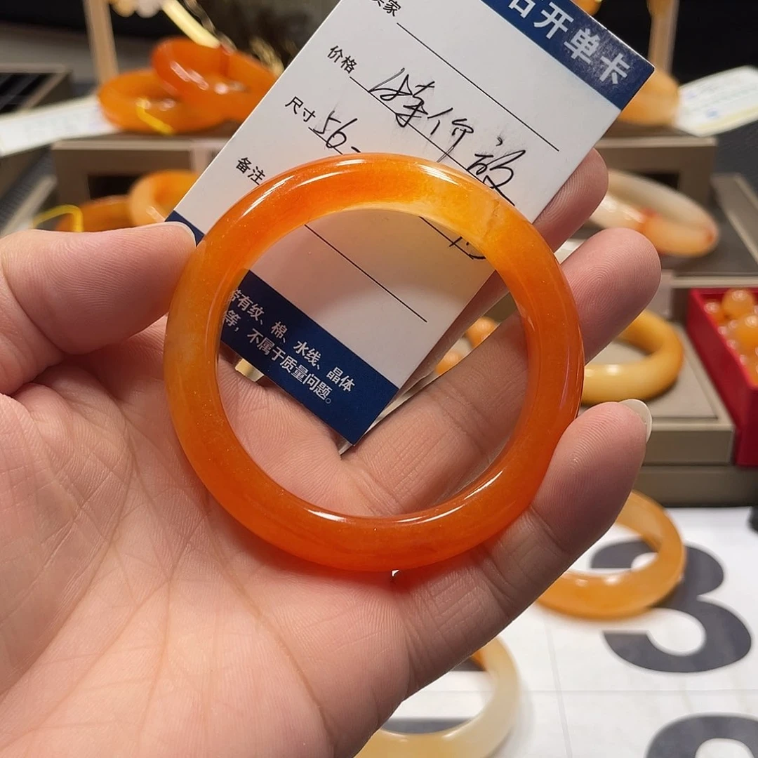 未镶嵌石英质玉（黄龙玉）手镯