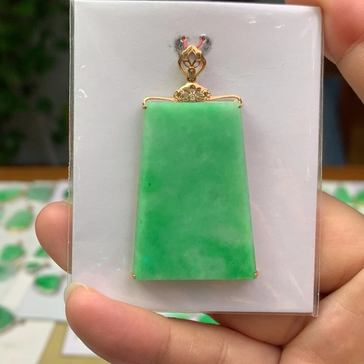 翡翠18K金镶嵌颈饰翡翠吊坠