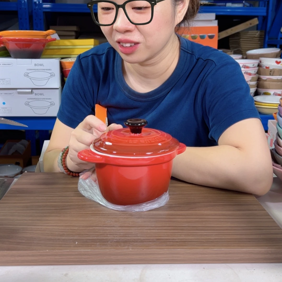 陶瓷红色黑顶炖盅