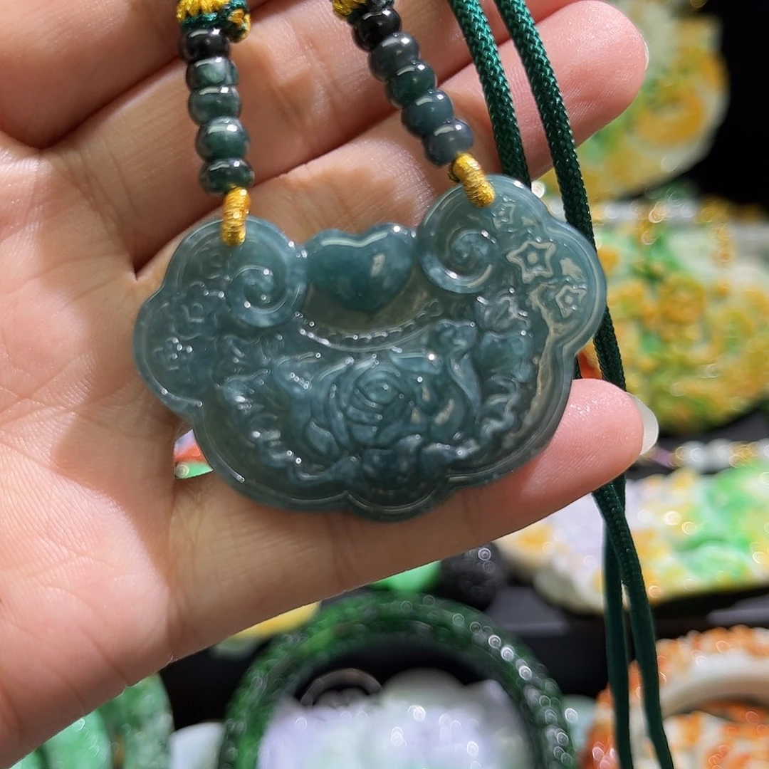 翡翠未镶嵌颈饰待编织