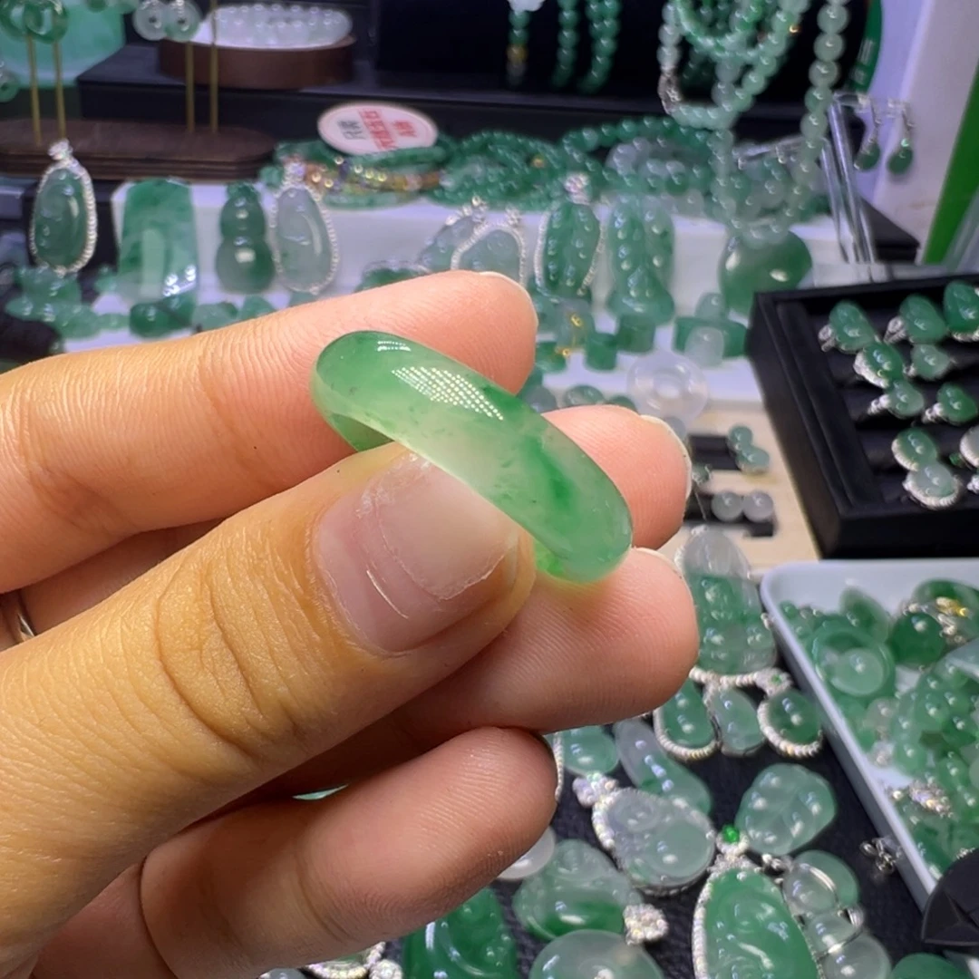 石英质玉（非洲翠）未镶嵌颈饰