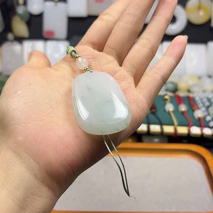 雾***子颈饰未镶嵌石英质玉（金丝玉）