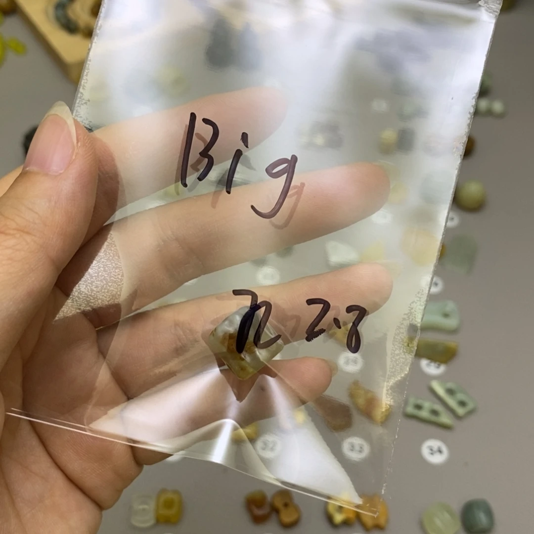 B***g未镶嵌蛇纹石玉配饰