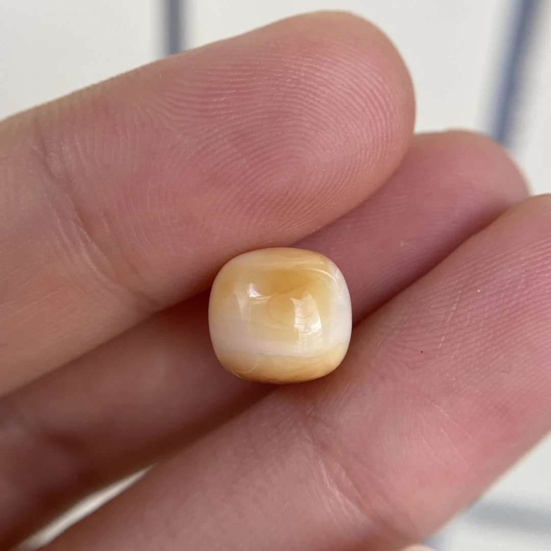 蜜蜡沁色奶白蜡老型配饰9.6×9.0mm,无优化保天然,实物比较精致