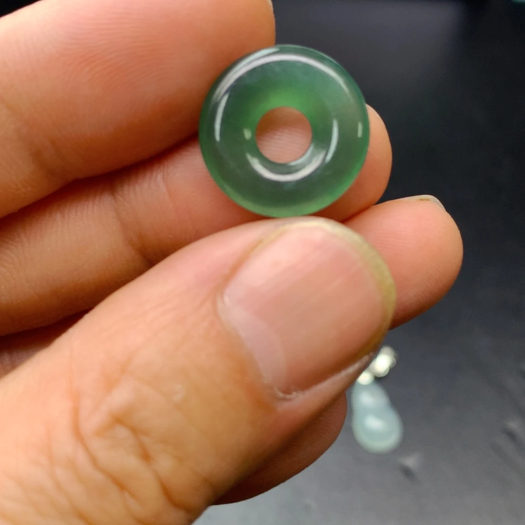 翡翠未镶嵌颈饰翡翠首饰和翡翠珠宝