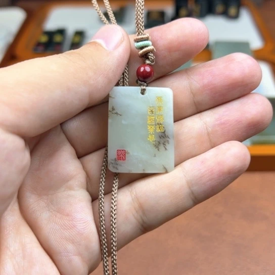 颈饰未镶嵌和田玉（糖玉）