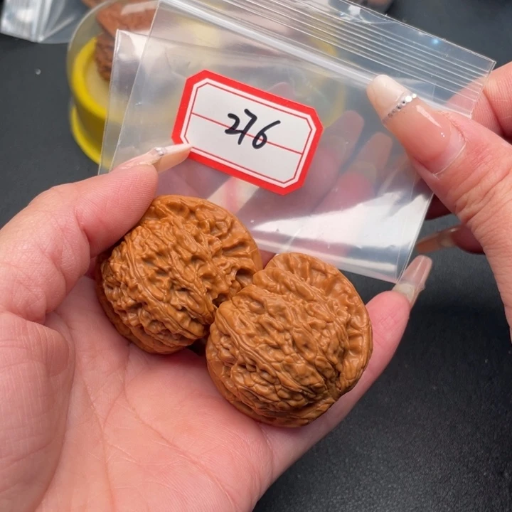 我***客文玩核桃把件白狮子