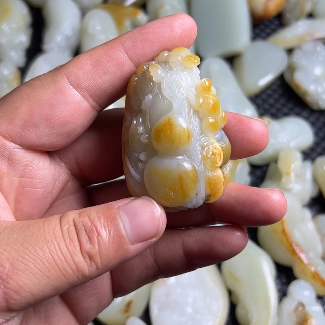 辛***巴和田玉未镶嵌颈饰