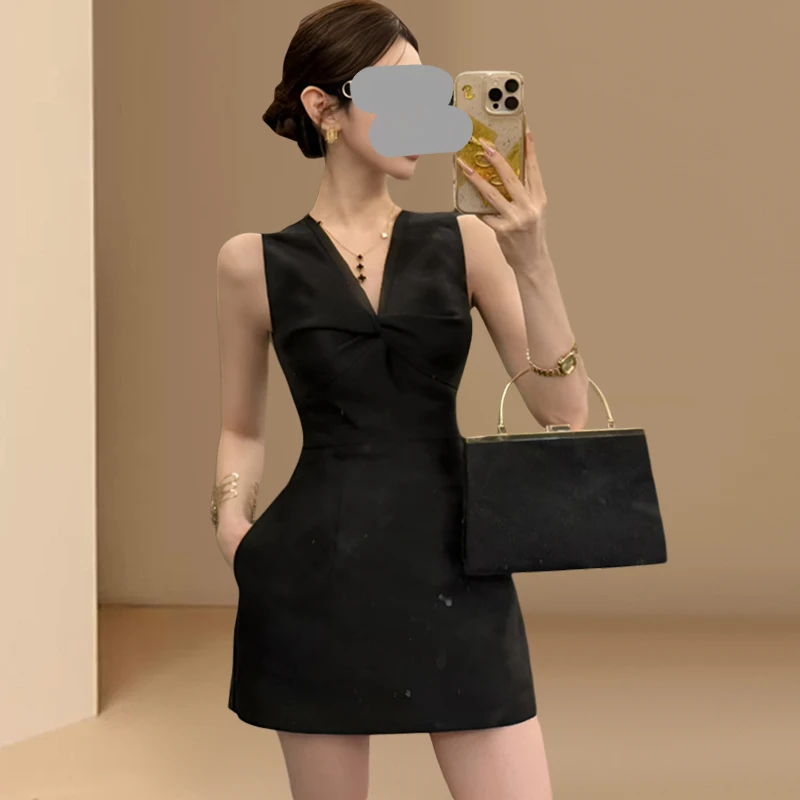 气质高级扭结v领黑色连衣裙女2025夏季新款收腰显瘦别致绝美短裙