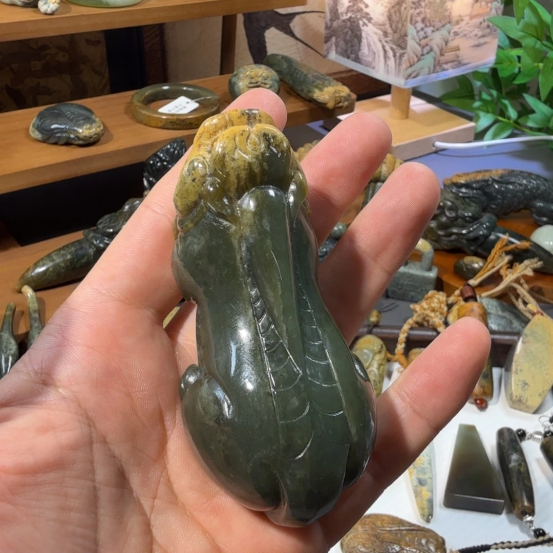 焰****透闪石-蛇纹石玉未镶嵌貔貅