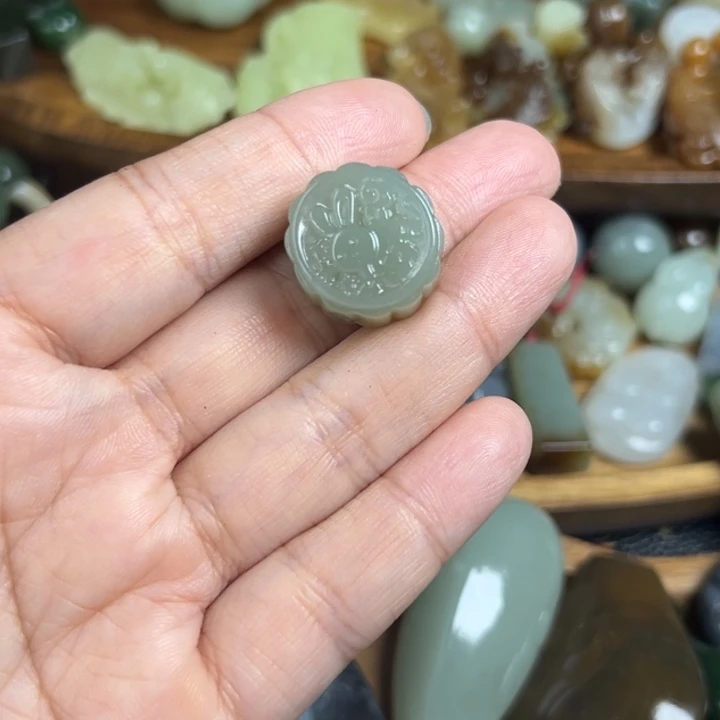 颈饰未镶嵌和田玉（糖玉）