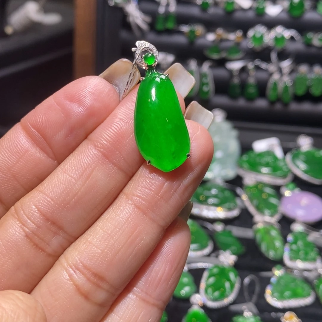 翡翠颈饰18K金镶嵌福瓜吊坠