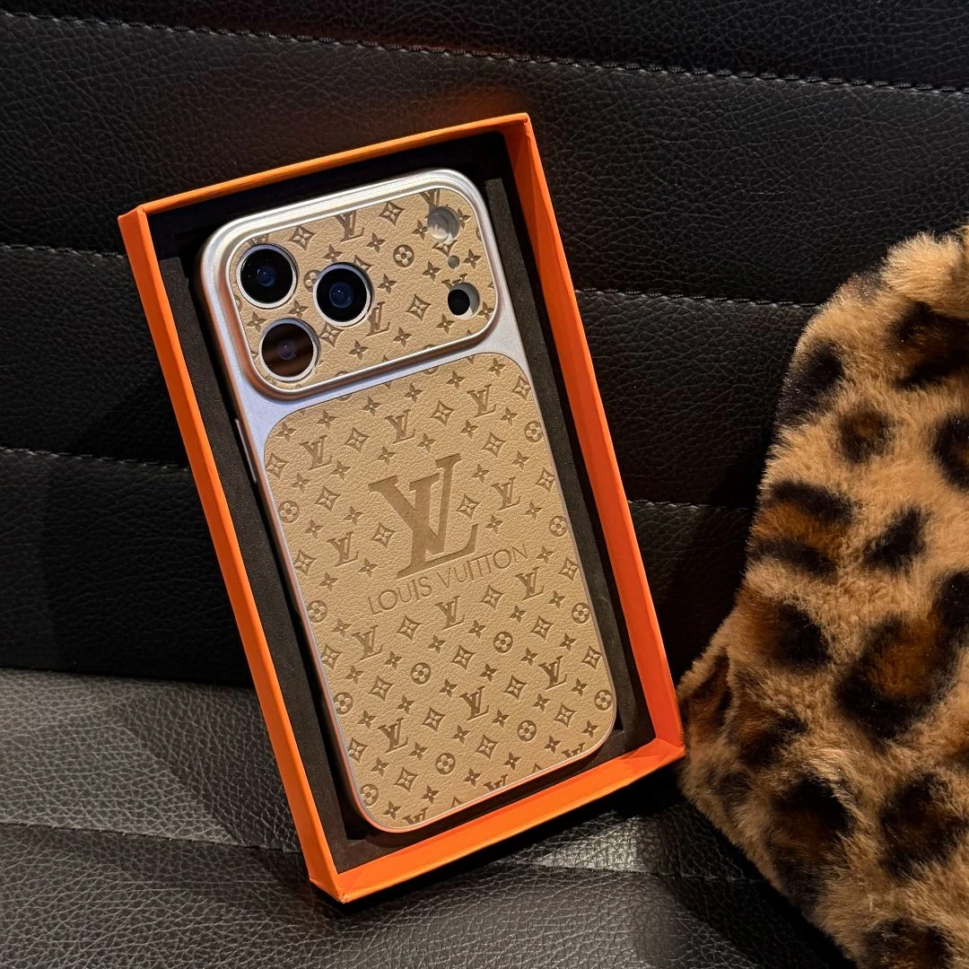 卡其色适用苹果17promax手机壳16新款秒变17潮牌15皮14高级13老花