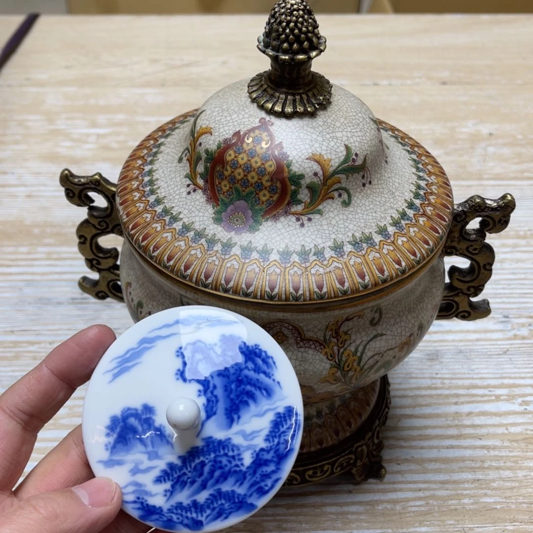 瓷片吃*密密麻麻地排列着一个