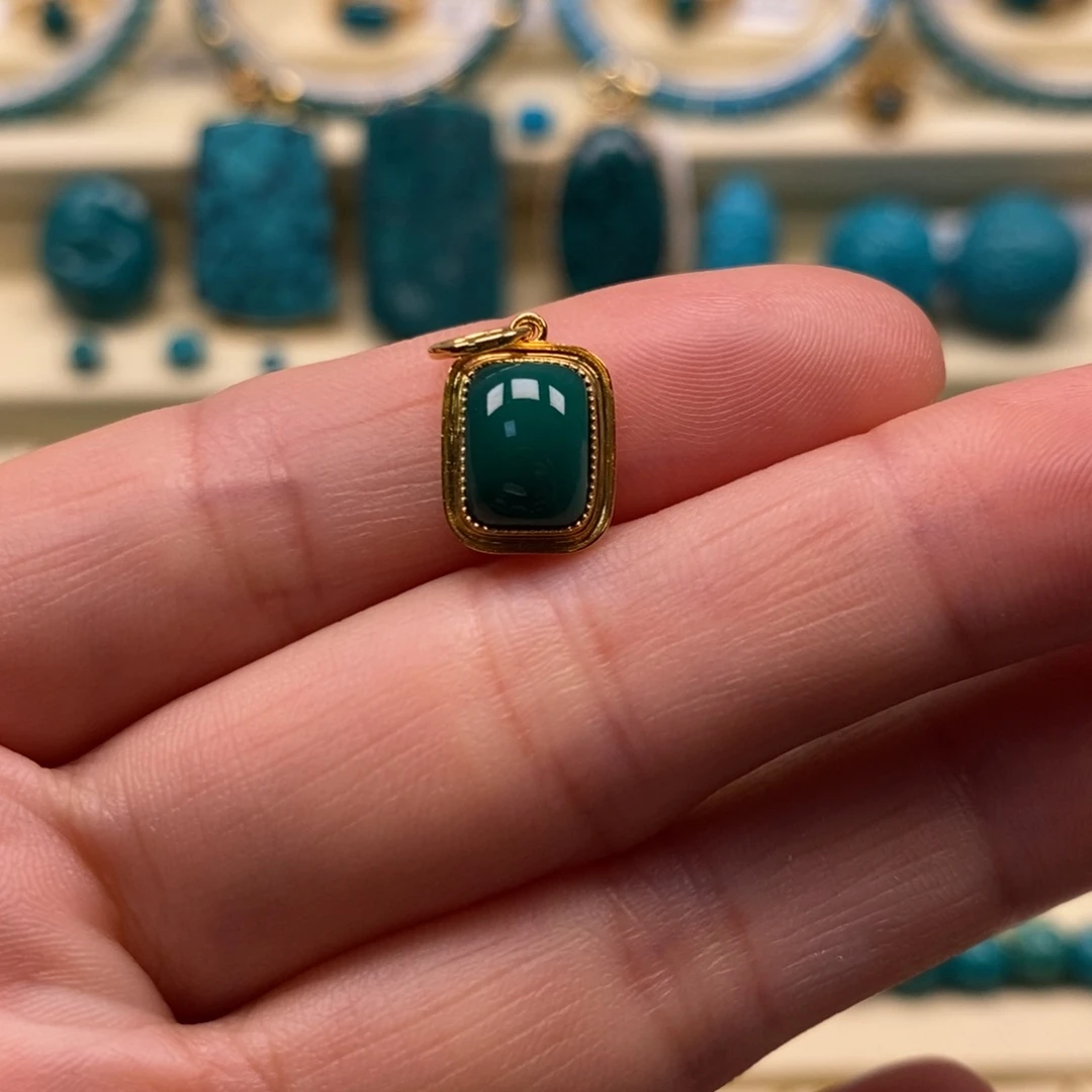 18K金镶嵌绿松石珠宝奇石直径8.8金侧挂