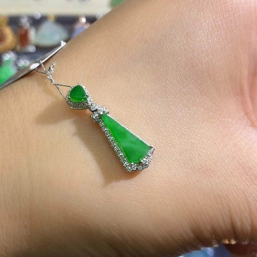 翡翠18K金镶嵌颈饰