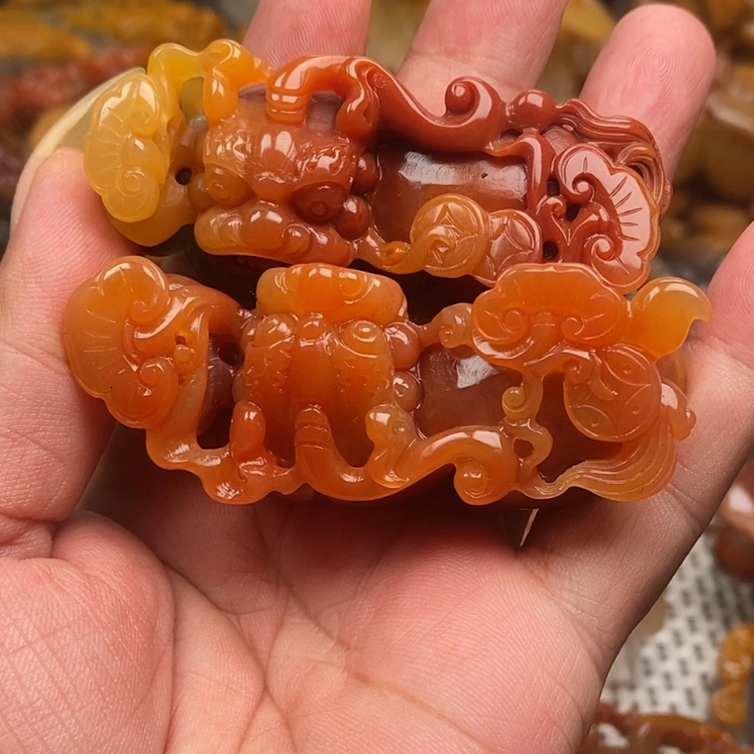 未镶嵌石英质玉（黄龙玉）颈饰