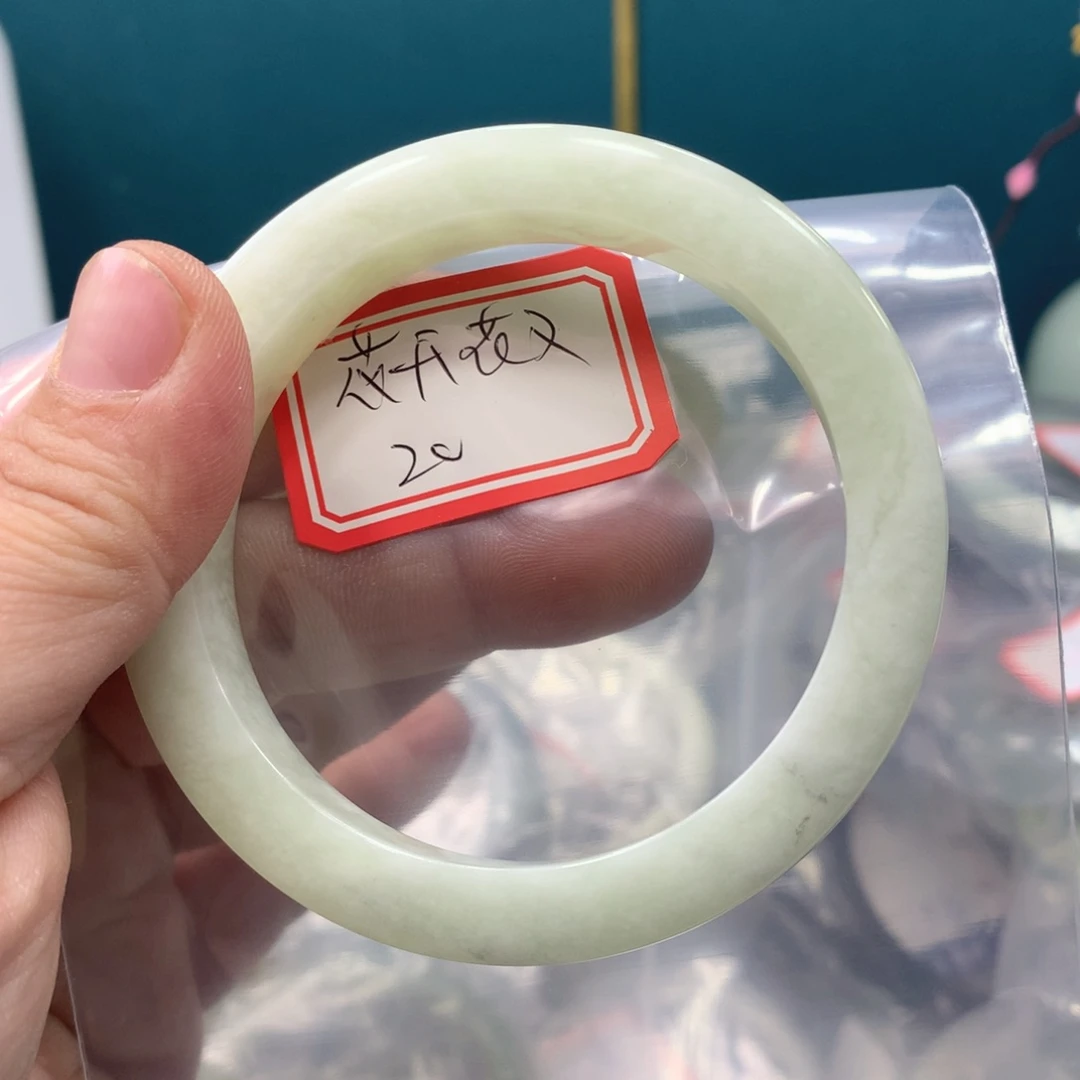 蛇纹石玉手镯未镶嵌花****?