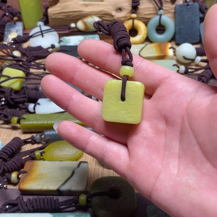 蛇纹石玉挂件未镶嵌就****斯