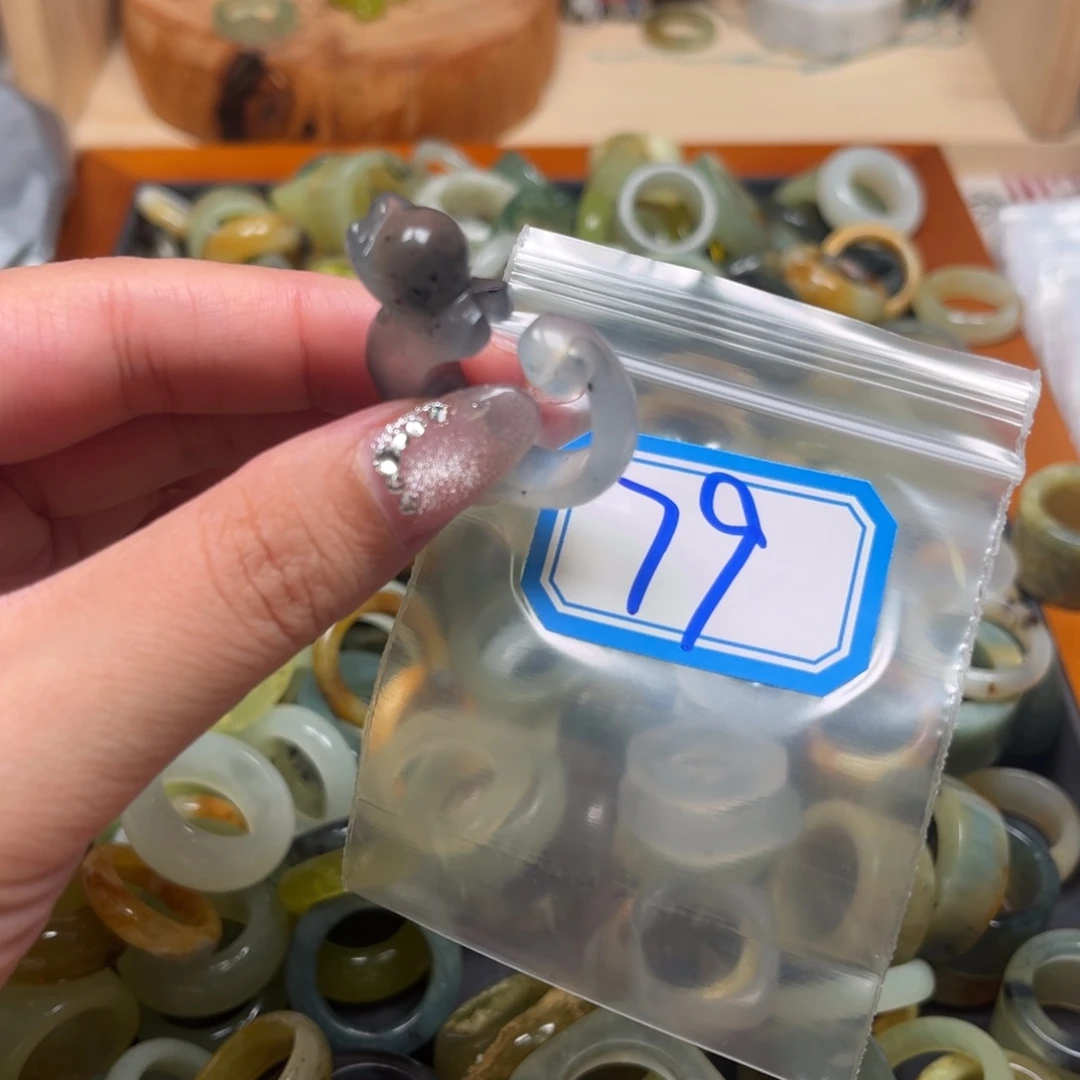 灯***个蛇纹石玉未镶嵌珠宝奇石