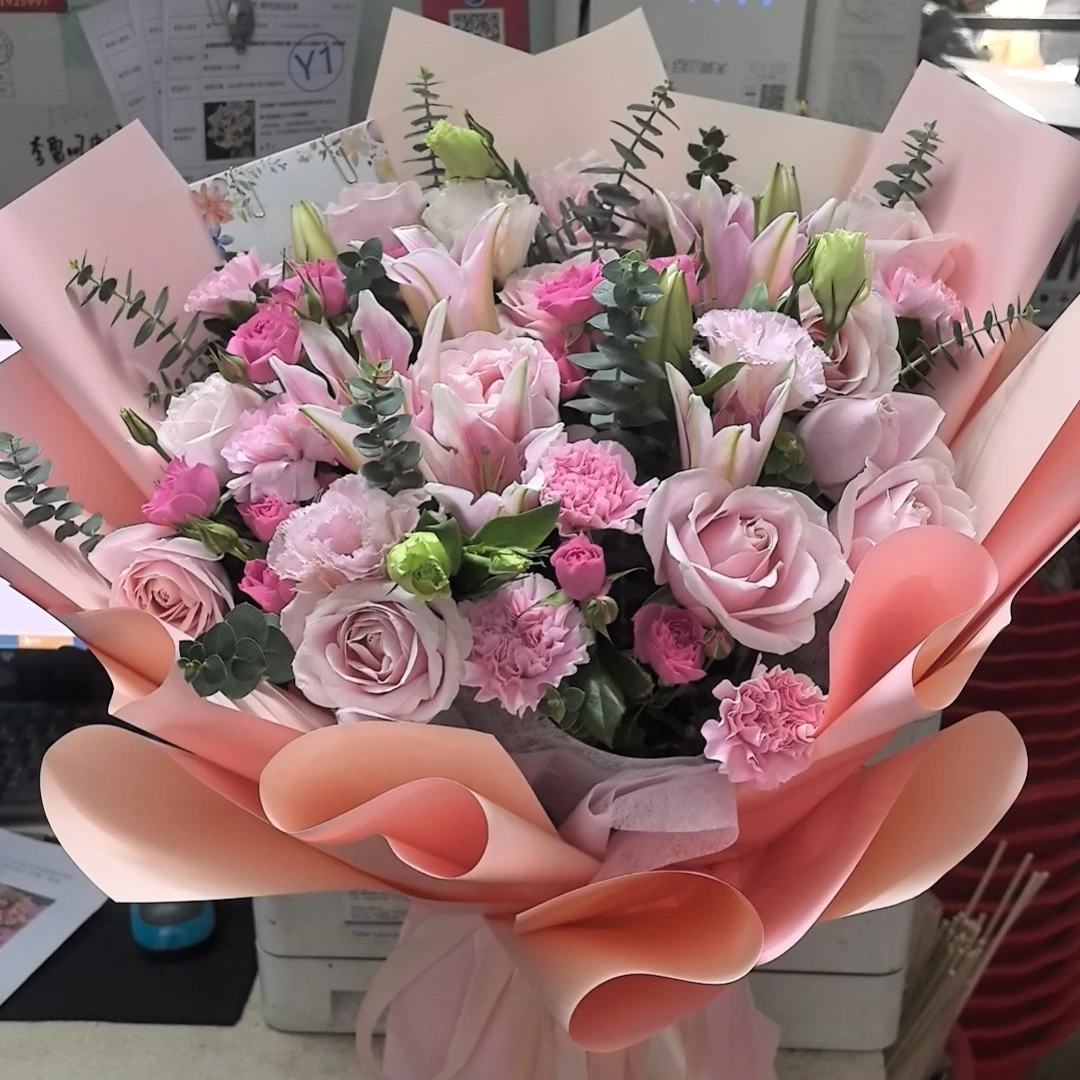 粉玫瑰百合康乃馨混搭花束