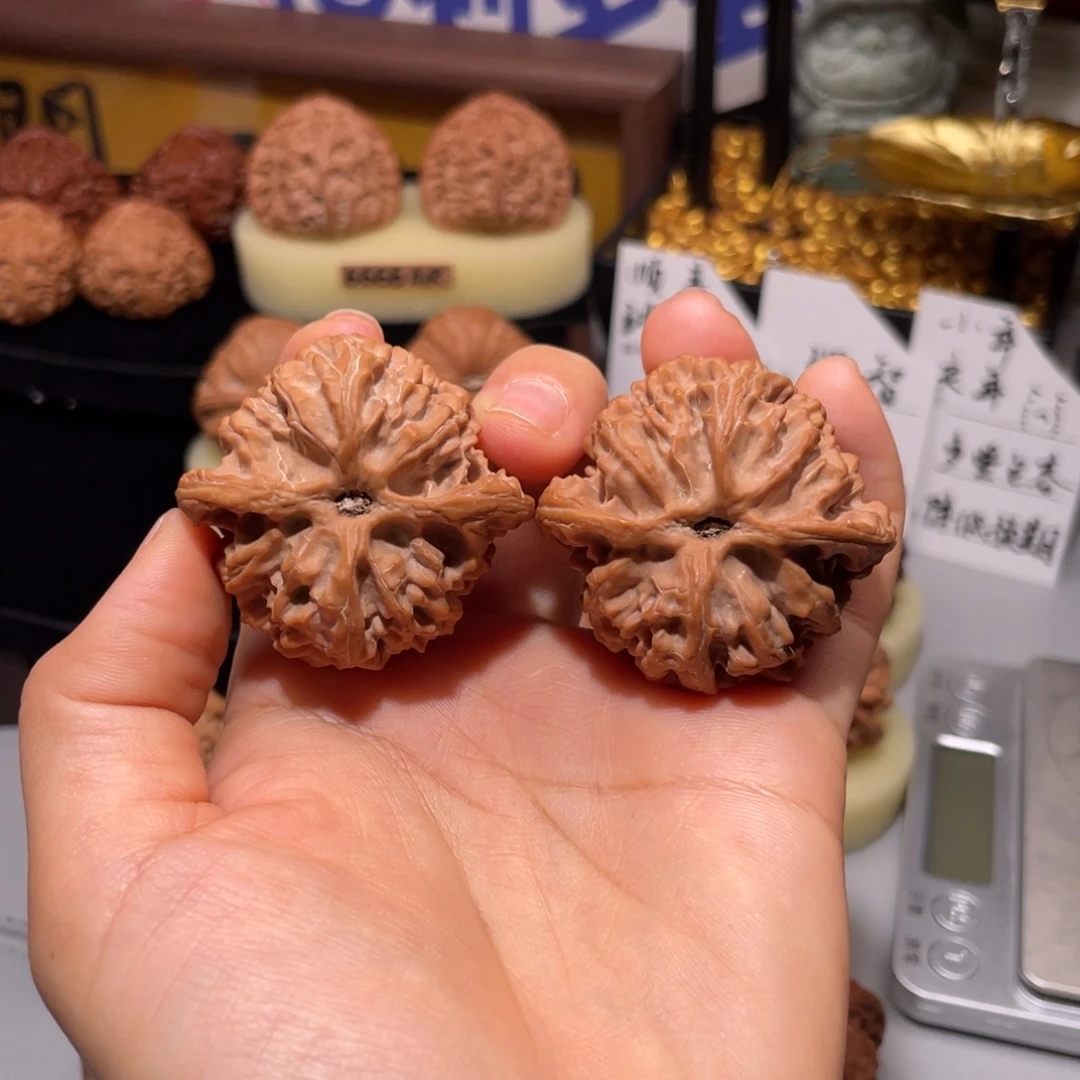 大***光文玩核桃把件全品红皮苹果圆43尺