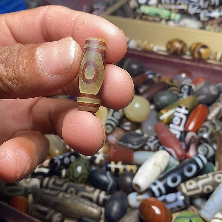 天然辰砂玛瑙珠子