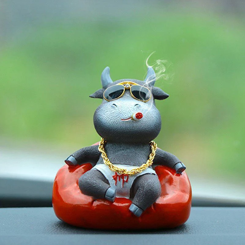 社会牛恶霸犬汽车摆件个性叼烟牛年招财吉祥车载手办公仔牛气冲天