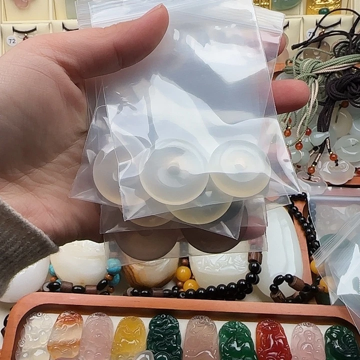 色***绳玛瑙/玉髓未镶嵌颈饰