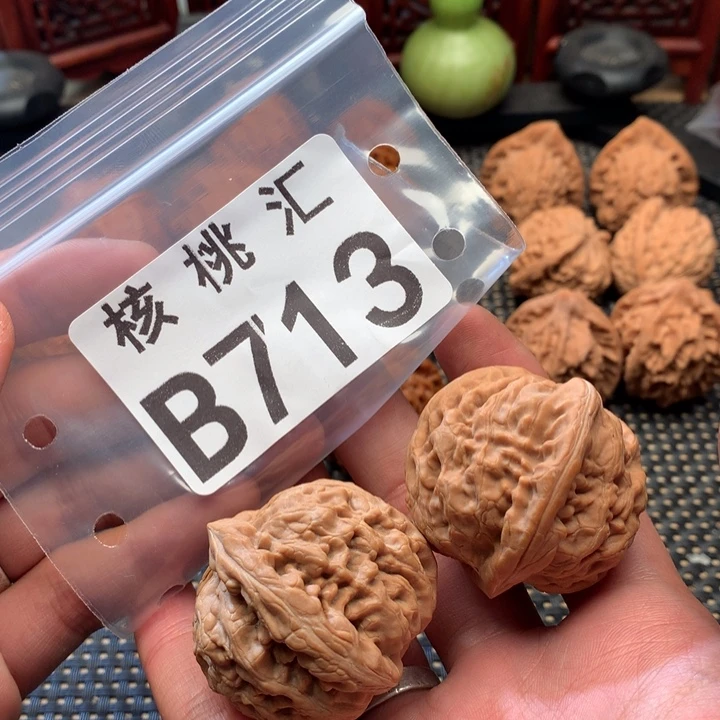 文玩核桃吊坠红锦鲤