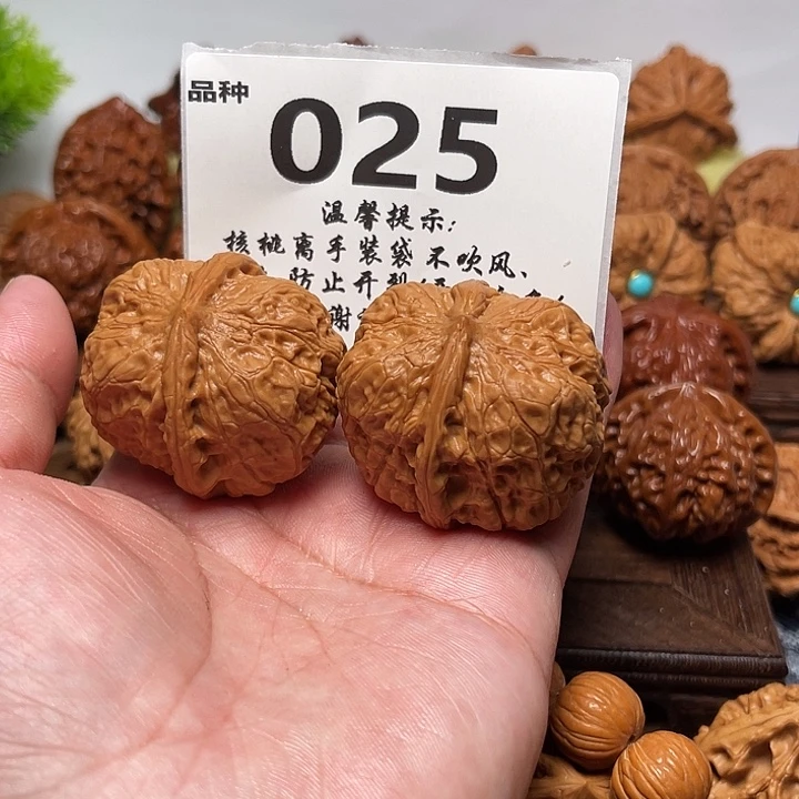 把件桃核红方印。边38 肚42。  025